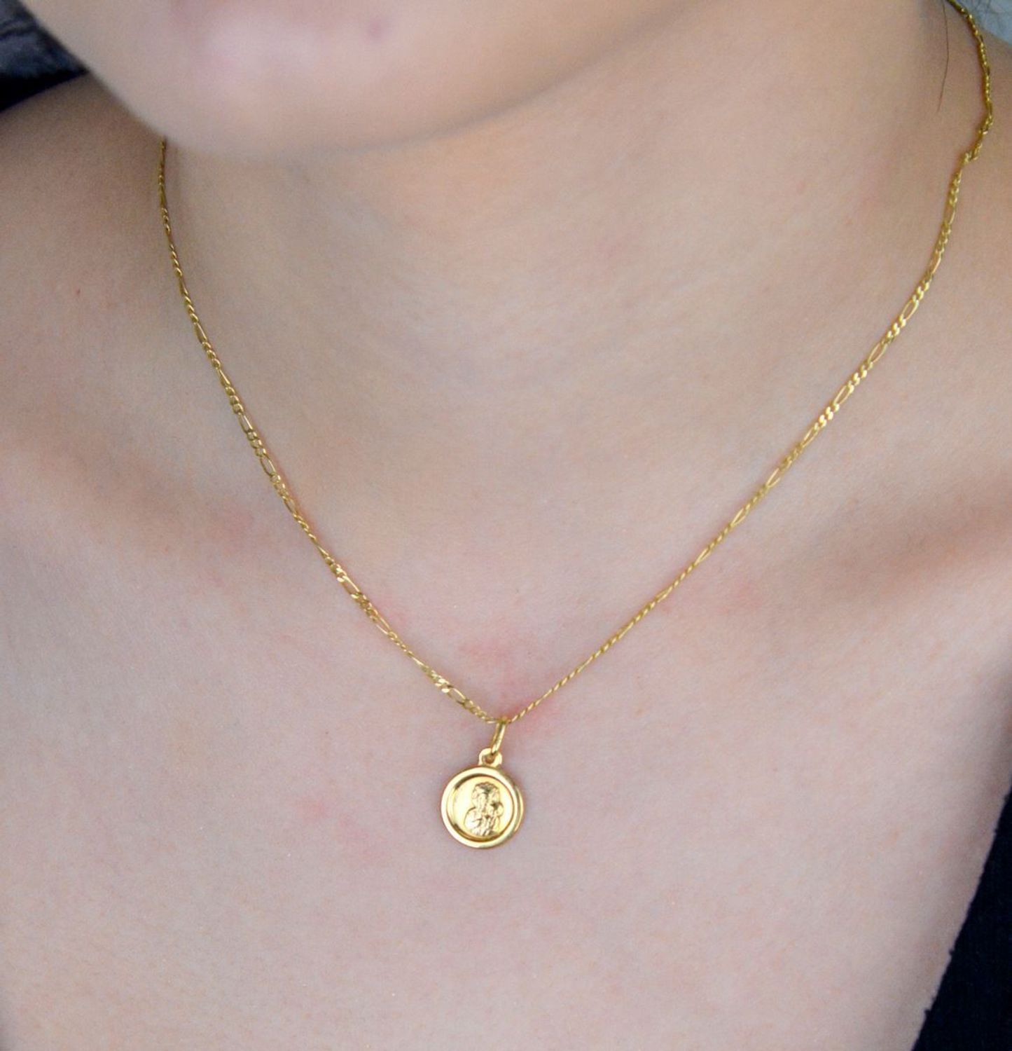 Złota zawieszka okrągły medalik Matka Boska Częstochowska ZA 2206 333. Piękny medalik o bogatej symbolice religijnej w okrągłym kształcie. Złota zawieszka wykonana z wysokiej jakości złota 1.jpg